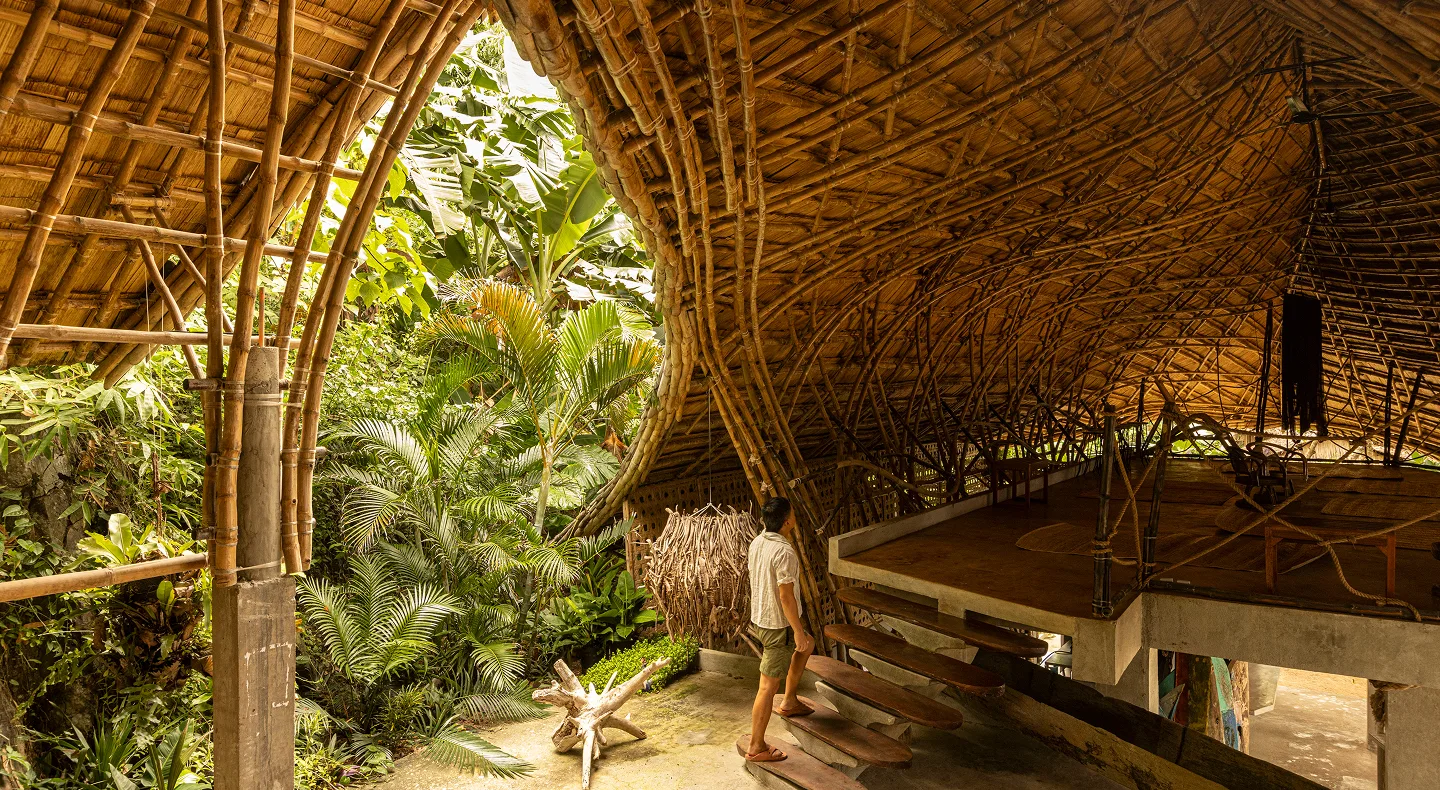 Spend the night in our magnificent building. Concrete and bamboo, soft curves and open air – Taran’s design flows with the shoreline. It’s a space that feels sculpted by wind and tide, beautiful in its simplicity and grounded in nature.