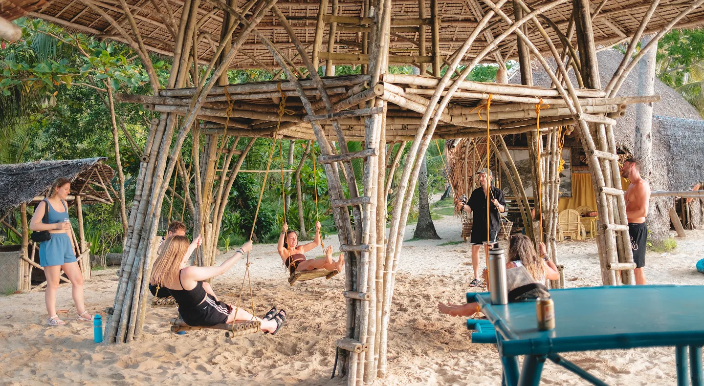 Here, connection comes easily. Slow mornings that turn into shared stories, sunsets that stretch into laughter. The Beach Club is open all day, serving cold beers, inventive cocktails and a warm invitation to stay a little longer.