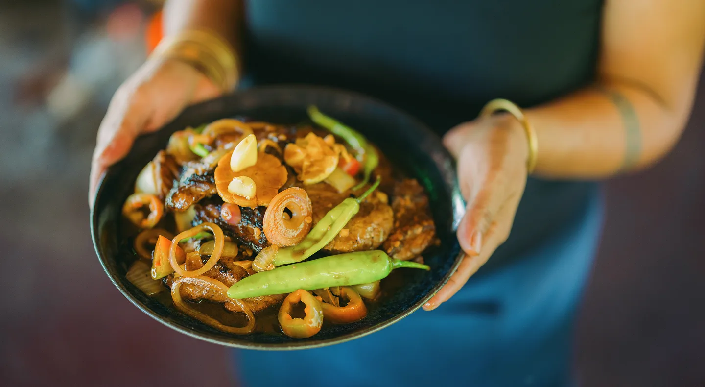 Meals here are gathered, not just cooked – garden vegetables, freshly caught fish, fruit plucked straight from the tree. Every dish tells a story of the land, the season and the people who grow its ingredients.