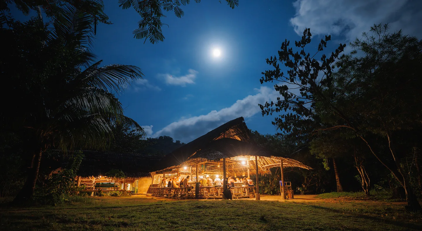 As night falls, the Kantina glows at the heart of the farm. A gathering place for shared meals, stories and laughter. Lantern light, local flavours and the rhythm of island life create a warmth that lingers long after dinner ends.